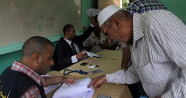 عدم ترتيب الأسماء يربك الناخبين بلجنة مصطفى كامل