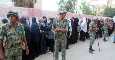 المئات يتوافدون على لجان روض الفرج فى اللحظات الأخيرة قبل إغلاق اللجان