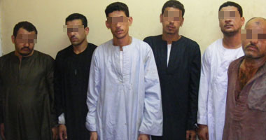 الباعة الجائلون يعتدون على رجال الشرطة ويصيبون ضابطاً بالمنيب