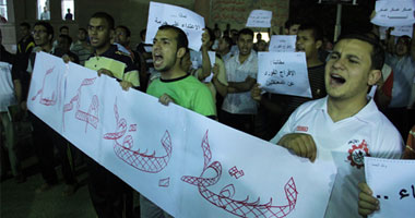 العشرات من طلاب الأزهر يقطعون طريق "الأوتوستراد"
