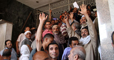 أصحاب الحوالات الصفراء يقطعون الطريق أمام فرع الرافدين بالدقى