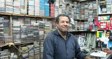 عم منصور صاحب أقدم محل كاسيت بشبرا: شريط الكاسيت لسه ليه "سميعة"