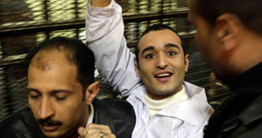 محامو دومة يطالبون نشطاء 6 إبريل بالخروج من القاعة لبدء الجلسة