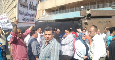  بالصور.. متظاهرون بالقنوات الإقليمية لوزير الإعلام: ارحل يا متحرش