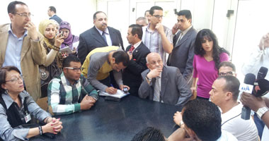 مدمن متعافٍ يدعو وزير الصحة لحفل زفافه و"حامد" يعد بالتلبية