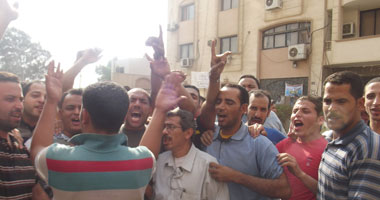عمال "فينوس" يعتصمون أمام مقر الشركة لإعادة زملائهم المفصولين