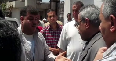 المضبوط بأجولة الدقيق المهرب بالغربية يحاول التخلص منه بالشارع