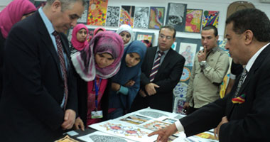 بالصور.. رئيس جامعة بنها يفتتح المعرض السنوى الأول لـ"الفنون التطبيقية" 