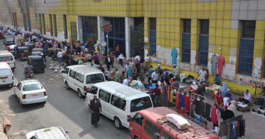 الباعة الجائلون والمتسولون يحتلون محطات مترو الأنفاق