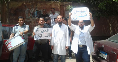 اعتصام العاملين بمستشفى "المبرة" بالشرقية للمطالبة بتحسين الأجور