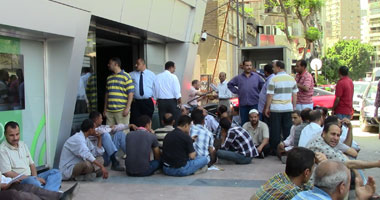 المئات يغلقون مقر الإصلاح الزراعى احتجاجاً على نقص مياه الرى بالبحيرة