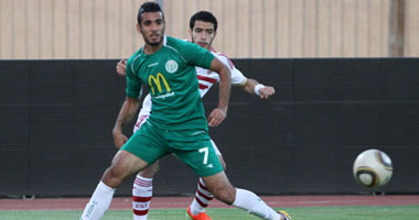 أبوهاشم يحتفل مع اللاعبين بإسقاط الزمالك فى غرفة خلع الملابس