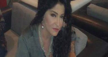 علا غانم توقع على استمارة "تمرد"