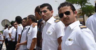 خريجو "الطيران" يعاودون التظاهر أمام منزل "مرسى" بالتجمع
