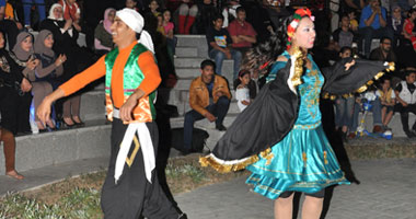 بورسعيد تسهر على أنغام السمسمية فى ليلة شم النسيم.. الفرق الموسيقية والفنون الشعبية تملأ شوارع المدينة الحزينة.. دمى ترمز للمسئولين الفاسدين.. وحرق الإطارات بعد منتصف الليل..والانطلاق للشاطئ فى الصباح