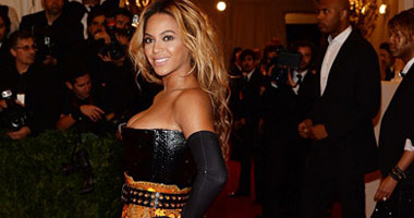 بيونسيه تلفت الأنظار على السجادة الحمراء فى حفل "2013 Met Gala"