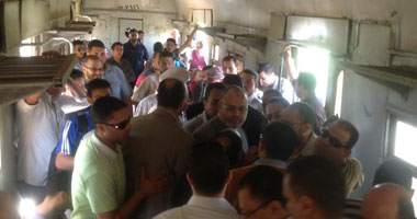 سعد الحسينى يستقل قطار درجة ثالثة ويستمع لشكاوى المواطنين