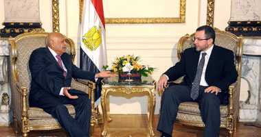 قنديل يبحث العلاقات الثنائية وسُبل تشجيع الاستثمار مع نظيره اليمنى