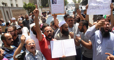 أنصار عبدالله بدر يتظاهرون أمام القضاء العالى للمطالبة بالإفراج عنه