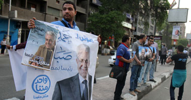 سلاسل بشرية بشارع التحرير لدعم حمدين صباحى للرئاسة