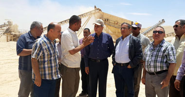توزيع مواد فيليمة عن معالم "الوادى الجديد" على متسابقى رالى فرعون مصر