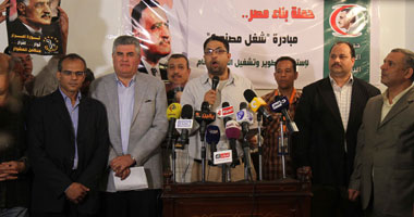 بالصور.. نجل عبد الناصر من أمام ضريح والده: على جثتنا بيع مصنع عام.. ويؤكد: الرئيس القادم موظف لدى الشعب.. ويحذر رموز مبارك: انتو عايزينها ثورة حمراء.. وعمال: يا زعيم نام وارتاح مصر جالها عبد الفتاح