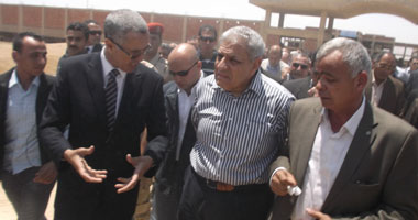 رئيس الحكومة يزور مخبزًا بلديًا بجوار قسم شرطة السويس