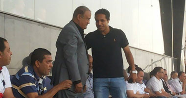 "محمد عبد الواحد " يؤازر دجلة ويصافح مسئولى الزمالك