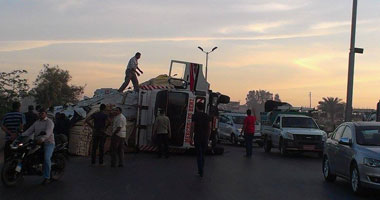 تعطل الطريق الزراعى بسبب انقلاب سيارة بالقليوبية 