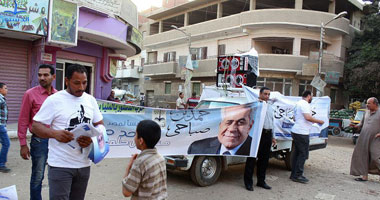 أعضاء حملة صباحى يوزعون بوسترات فى سمالوط بالمنيا