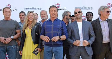 بالصور.. نجوم فيلم "The Expendables 3" يعتلون مدرعة فى مهرجان كان 