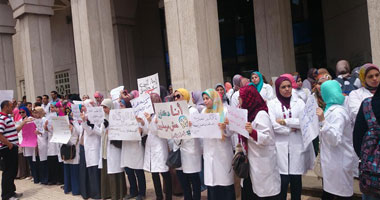 وقفة لأطباء امتياز الإسكندرية للتأكيد على استمرارهم فى الإضراب
