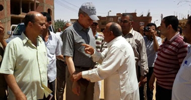بالصور.. محافظ الوادى الجديد يتفقد مرافق الداخلة ويلتقى مواطنين