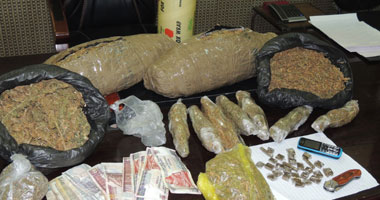 نيابة التبين تأمر بحبس 3 عاطلين متهمين بالاتجار فى المواد المخدرة 4 أيام