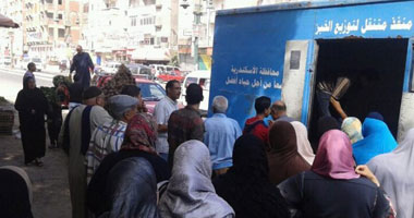 بالصور.. حى العجمى يوزع الخبز المدعم على المواطنين بمنفذ البيع المتحرك