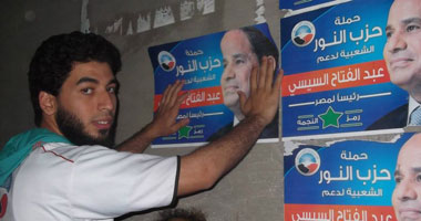 بالصور.. حزب النور يوزع بوسترات لدعم السيسى بالسنبلاوين وطلخا