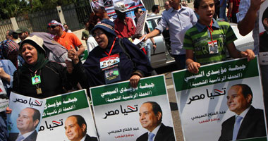 عشرات المواطنون يتوافدون أمام المنصة للاحتفال بتحرير سيناء