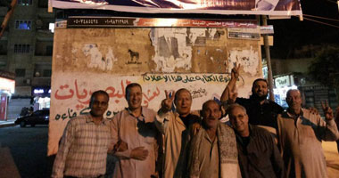 النور بالدقهلية يعلق اللافتات المؤيدة للسيسى بشوارع دكرنس