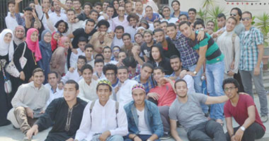طلاب "تجارة إنجليزى" عين شمس يودعون العام الدراسى بالجلابية