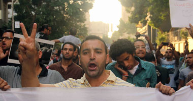 الأهالى يفرقون مسيرة طريق الثورة بعد تمزيق لافتات "السيسى"