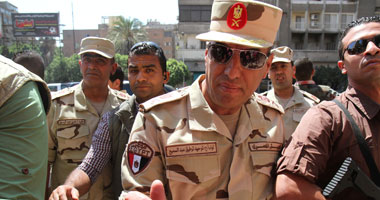 قائد المنطقة المركزية العسكرية يغادر ميدان التحرير