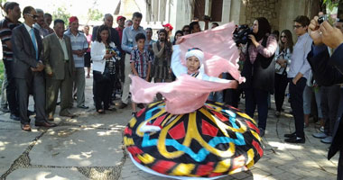 بالصور..سفير سويسرا بالقاهرة يشاهد التنورة ومسطحات القناطر الخيرية