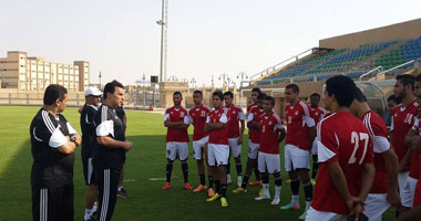 بالصور.. حسام البدرى يُلقن لاعبى الأولمبى دروسا من نهائى الشامبيونزليج