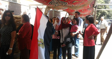 سيدات يرفعن الأعلام المصرية أمام لجنة "نقابة المهن العلمية"‎ بالأزبكية