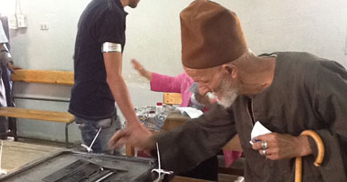 مسن يبلغ من العمر 80 عاما يدلى بصوته فى مدرسة المرج الثانوية