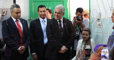 حمدين صباحى يدلى بصوته فى مدرسة العجوزة
