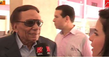 عادل إمام يدلى بصوته بالدقى: الناس كلها فى الشارع بتنادى للسيسى