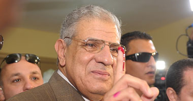 محلب يدلى بصوته فى لجنة فى المعادى