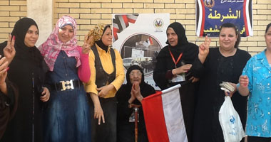 سيدات قبطيات ومسلمات يهتفن تحيا مصر من أمام مدرسة الحرية بالمرج