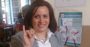 عزة العشماوى بعد الإدلاء بصوتها: انتخبت الرجل القوى